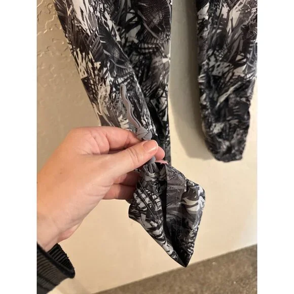 Y Athleta Ruched Hem Black & White Tropical Print Athletic Leggings - Picture 5 of 12